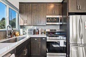 Kühlschrank, Mikrowelle, Ofen, Herdplatte