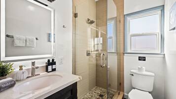 Douche, sèche-cheveux, serviettes fournies, savon