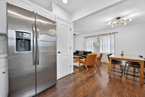 Interior - 2BR Elegant, Clean, & Comfy! near NRG and Med Ctr (Houston)