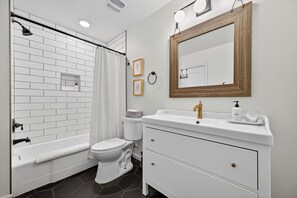 Haartrockner, Handtücher, Seife, Toilettenpapier