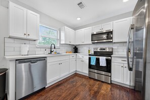 Private kitchen - 2BR Elegant, Clean, & Comfy! near NRG and Med Ctr (Houston)