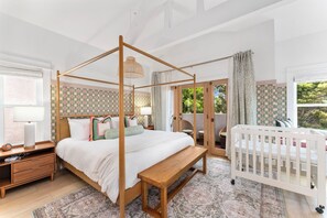 3 quartos, escrivaninha, ferros/tábuas de passar roupa, berço de viagem