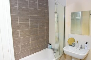 Sèche-cheveux, serviettes fournies, papier toilette
