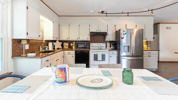 冰箱、微波炉、烤箱、炉灶