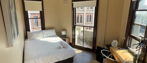 Cortinas blackout, wifi gratis y ropa de cama