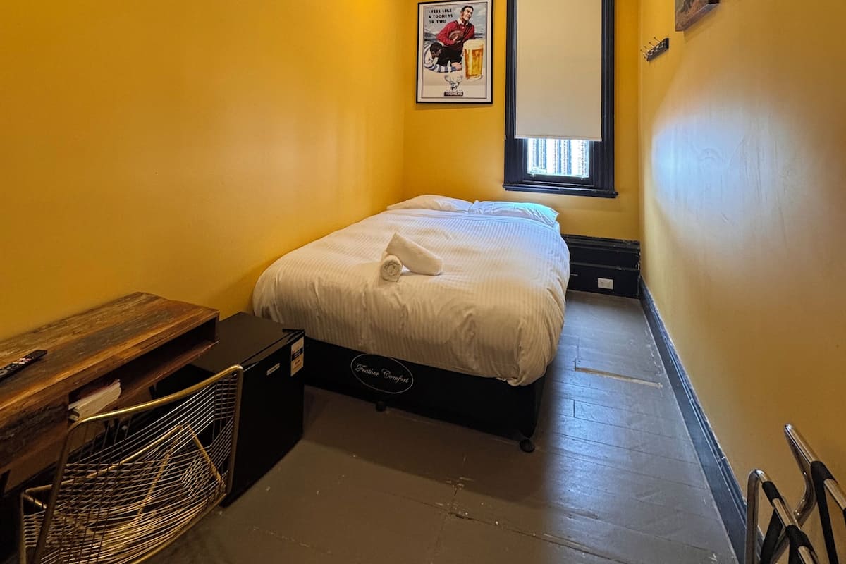 Quarto casal clássico | Cortinas blackout, Wi-Fi de cortesia, roupa de cama