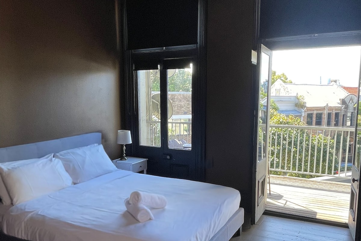 Quarto casal superior, vista para a cidade | Cortinas blackout, Wi-Fi de cortesia, roupa de cama