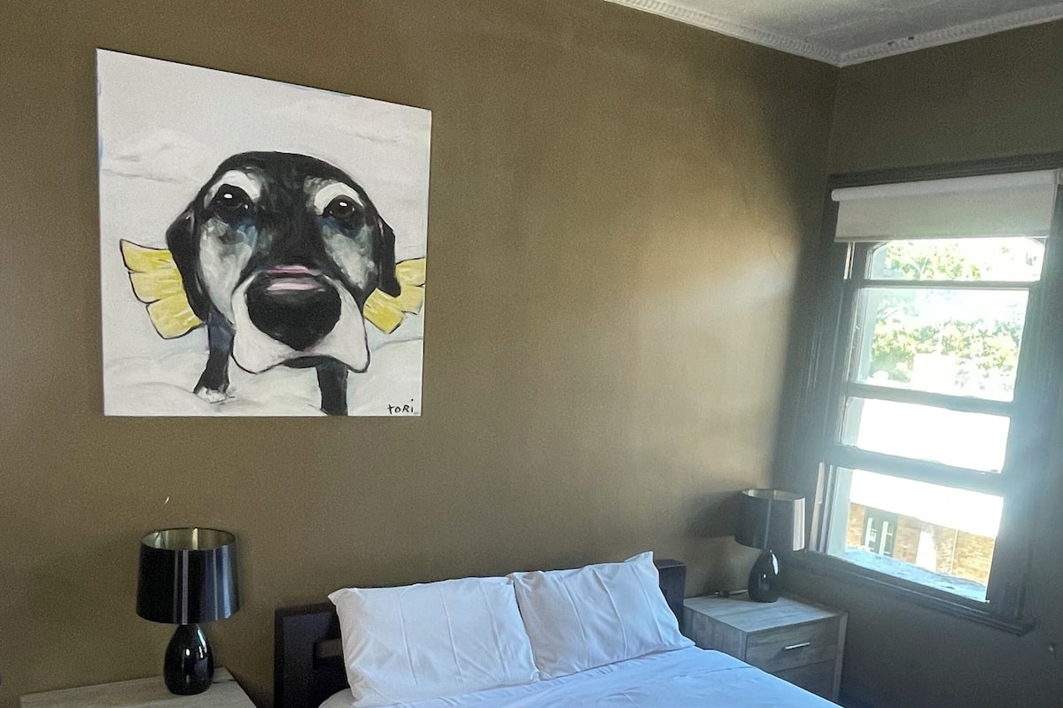 Quarto casal econômico, vista para a cidade | Cortinas blackout, Wi-Fi de cortesia, roupa de cama