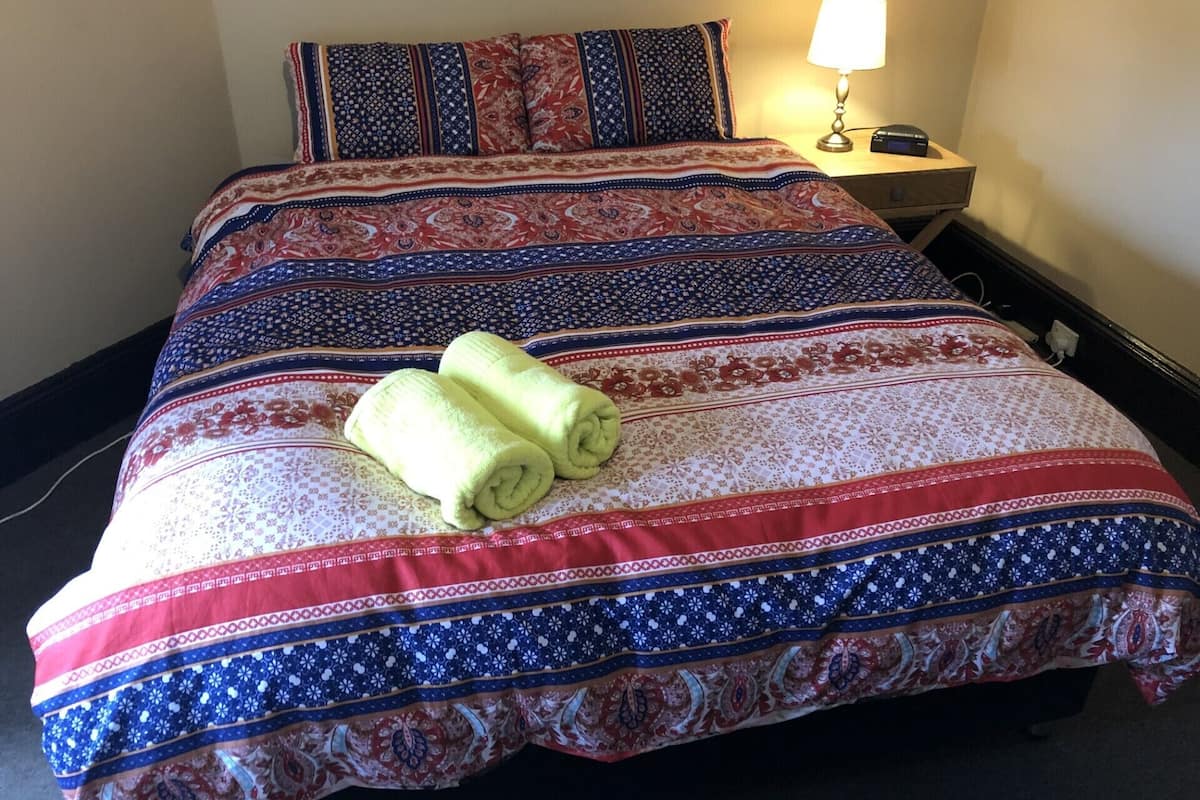 Quarto casal econômico | Área de estar | TV LCD