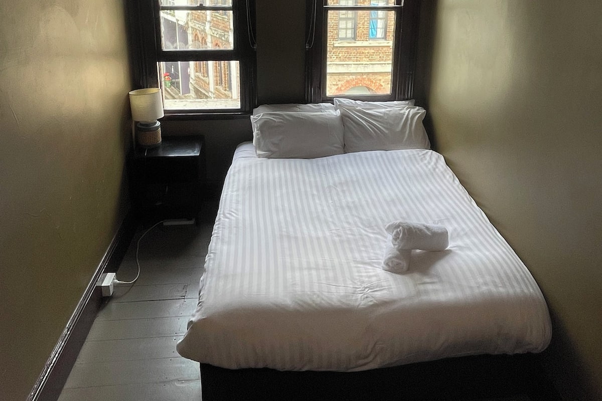 Quarto casal básico, 1 cama Queen | Cortinas blackout, Wi-Fi de cortesia, roupa de cama