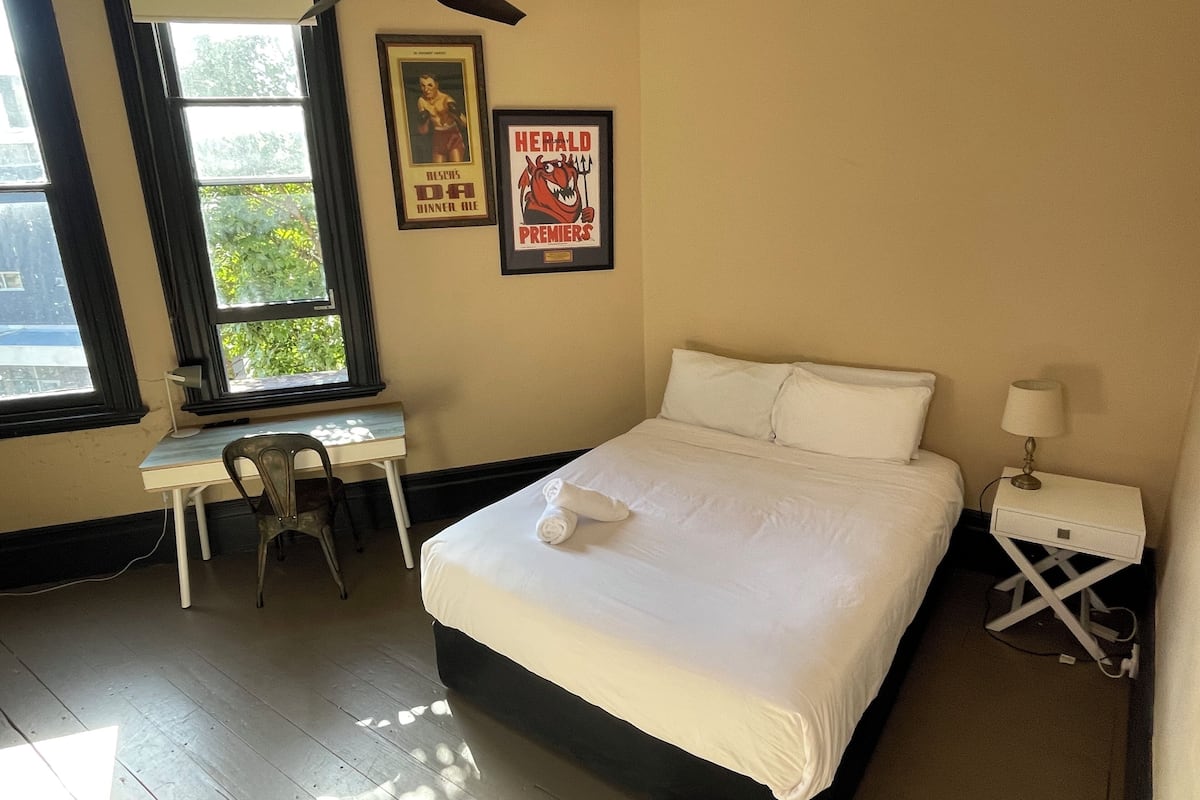 Quarto casal com design assinado, vista para a cidade | Cortinas blackout, Wi-Fi de cortesia, roupa de cama