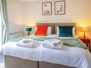 4 bedrooms, free WiFi, bed sheets - Normanby House offers a stylish and welcoming retreat. (Whitby)