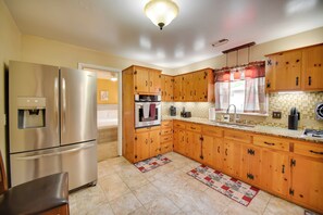 Fridge, microwave, stovetop, coffee/tea maker - 5 Mi to Dtwn: Pet-Friendly Gem w/ Yard in Hampton (Hampton)