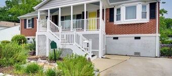 5 Mi to Dtwn: Pet-Friendly Gem w/ Yard in Hampton