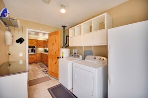 Interior - 5 Mi to Dtwn: Pet-Friendly Gem w/ Yard in Hampton (Hampton)