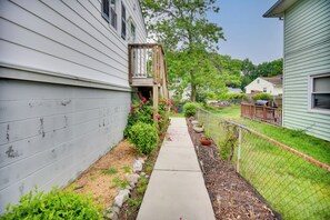 Property grounds - 5 Mi to Dtwn: Pet-Friendly Gem w/ Yard in Hampton (Hampton)