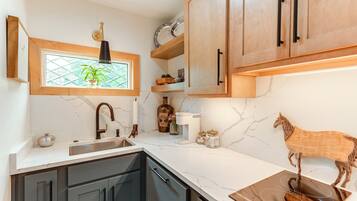 Réfrigérateur, micro-ondes, plaque de cuisson, lave-vaisselle