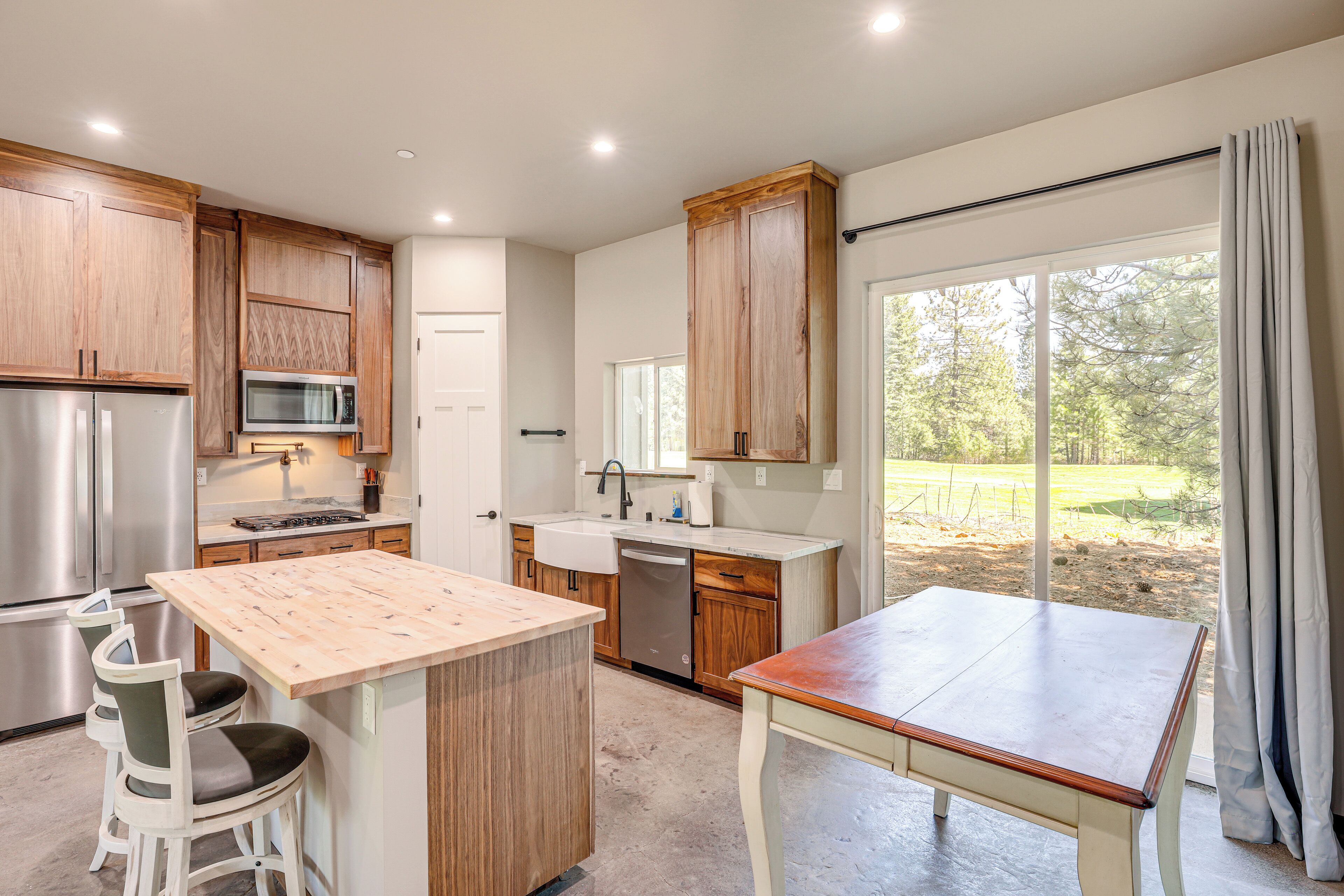 Fridge, microwave, dishwasher, coffee/tea maker