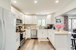 Fridge, microwave, stovetop, dishwasher