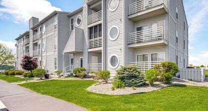 1 Mi to Ferry: Port Clinton Condo w/ Beach View!
