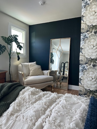 3 bedrooms, iron/ironing board, free WiFi, bed sheets. The Hiatt House, 1800sf Wedding Lodging or Executives an unexpected elegant gem