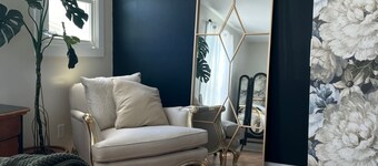 The Hiatt House, 1800sf Wedding Lodging or Executives an unexpected elegant gem