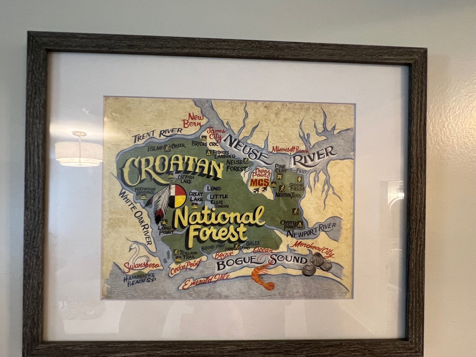 Une carte encadrée de la forêt nationale de Croatie, mettant en évidence les principaux sites et les sentiers de randonnée.