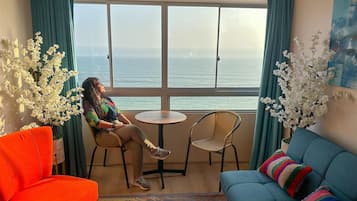 Comfort Apartment, 3 Bedrooms, Balcony, Beach View | Living area