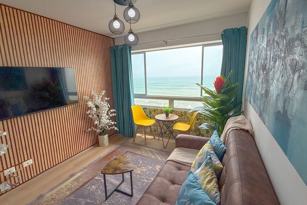 Apartamento Confort, 3 habitaciones, balcón, vistas a la playa | Zona de estar | Una televisión de pantalla plana