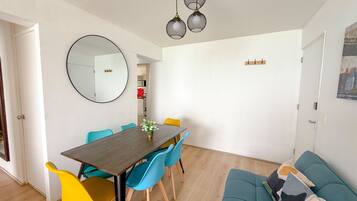 Comfort Apartment, 3 Bedrooms, Balcony, Beach View | Dining room