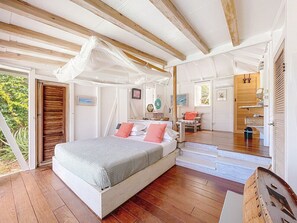 3 habitaciones, escritorio y tabla de planchar con plancha 