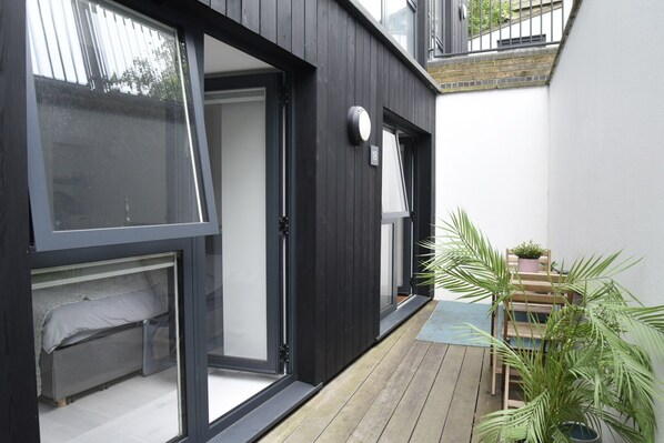 Exterior detail - Modern Richmond Apartment (Richmond)