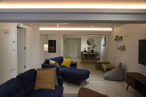 Smart TV - Modern Richmond Apartment (Richmond)