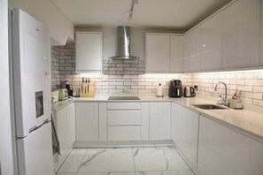 Fridge, microwave, oven, stovetop - Modern Richmond Apartment (Richmond)