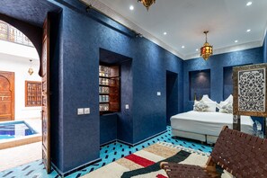 Superior suite, en-suite badkamer (Ali Baba) | Een kluis op de kamer, individueel gedecoreerd, individueel gemeubileerd