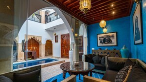 Un interior lujoso con piscina, zona de estar y decoración tradicional.