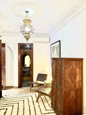 Traditionele Twin kamer, en-suite badkamer, uitzicht op zwembad (Sinbad) | Een kluis op de kamer, individueel gedecoreerd, individueel gemeubileerd