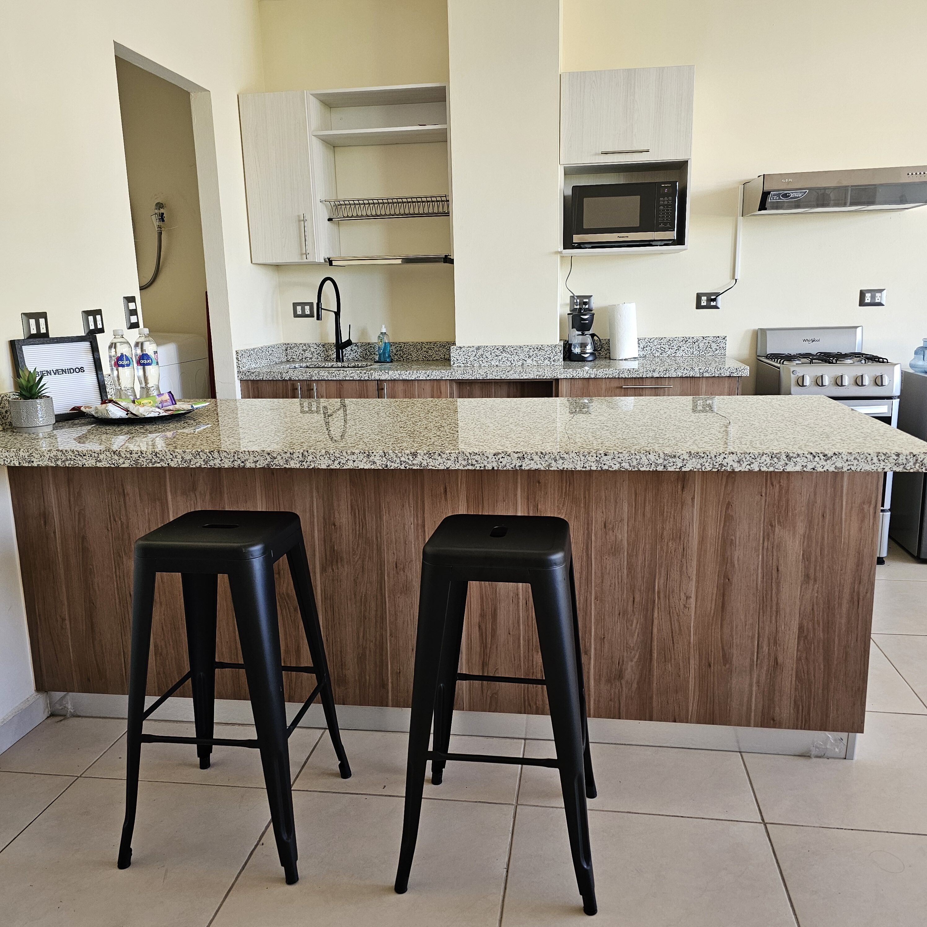 Réfrigérateur, micro-ondes, four, cafetière/bouilloire