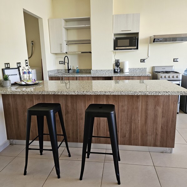 Refrigerador, microondas, horno y cafetera y tetera 