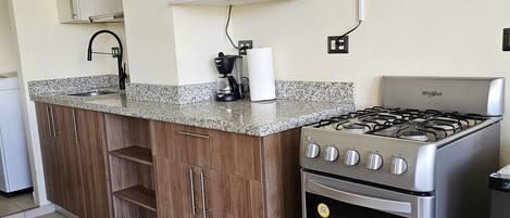 Kühlschrank, Mikrowelle, Ofen, Wasserkocher mit Kaffee-/Teezubehör