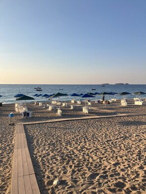Plage à proximité, chaises longues, serviettes de plage