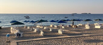 Charming 2-bedroom villa on the Beach with AC, WiFi in Tekirova