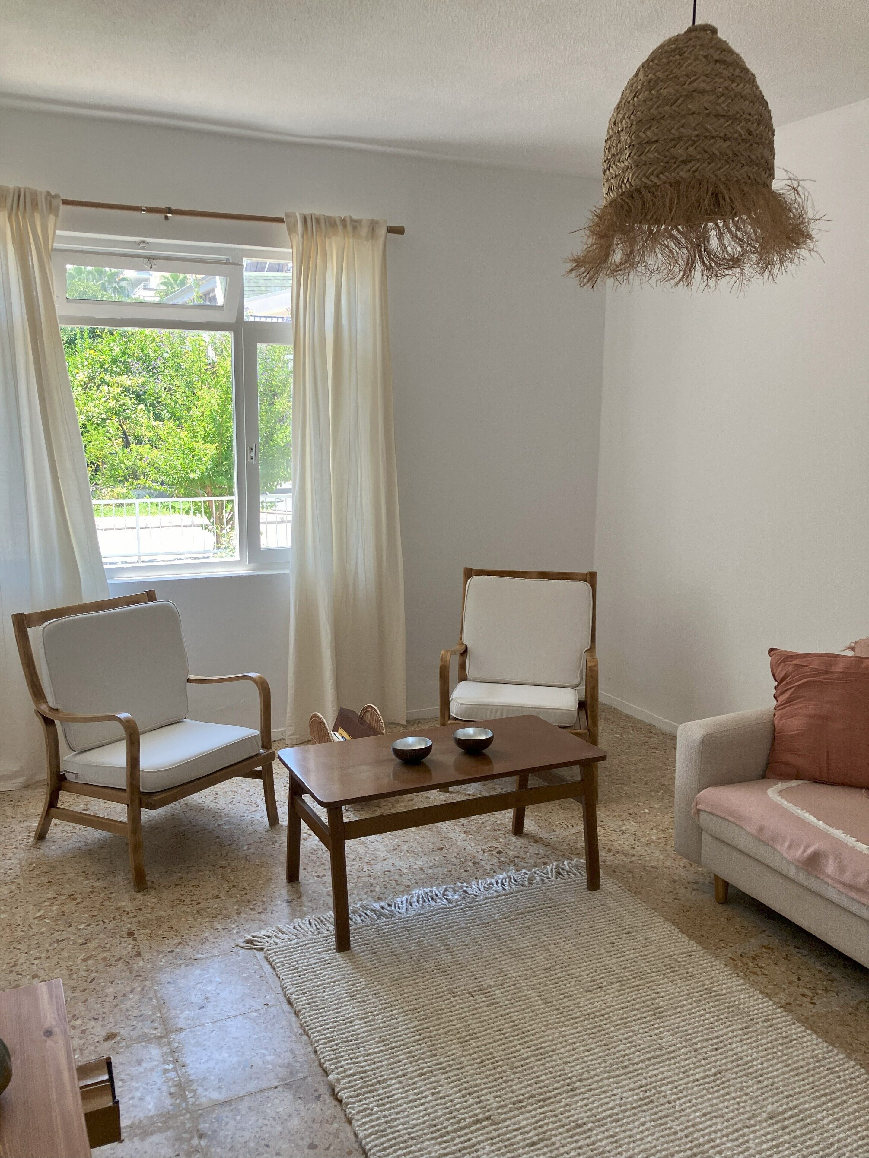 Een televisie en boeken