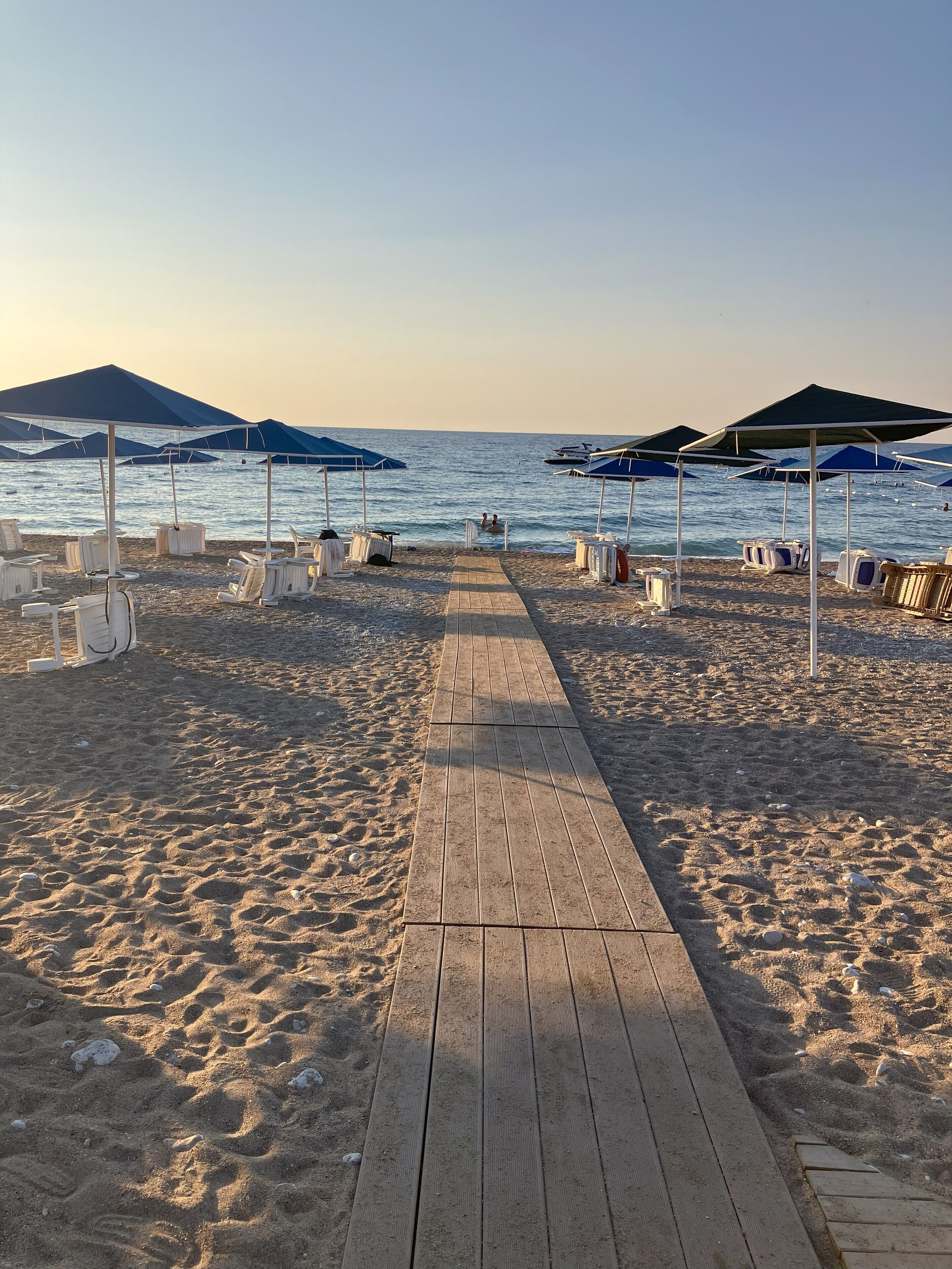 Beach nearby, sun-loungers, beach towels
