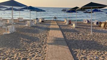 Beach nearby, sun loungers, beach towels