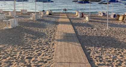 Charming 2-bedroom villa on the Beach with AC, WiFi in Tekirova