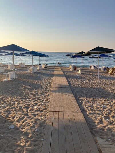 Charming 2-bedroom villa on the Beach with AC, WiFi in Tekirova