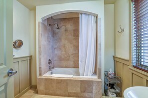 Camera Deluxe, vista porticciolo | Bagno | Asciugacapelli, asciugamani, sapone, shampoo