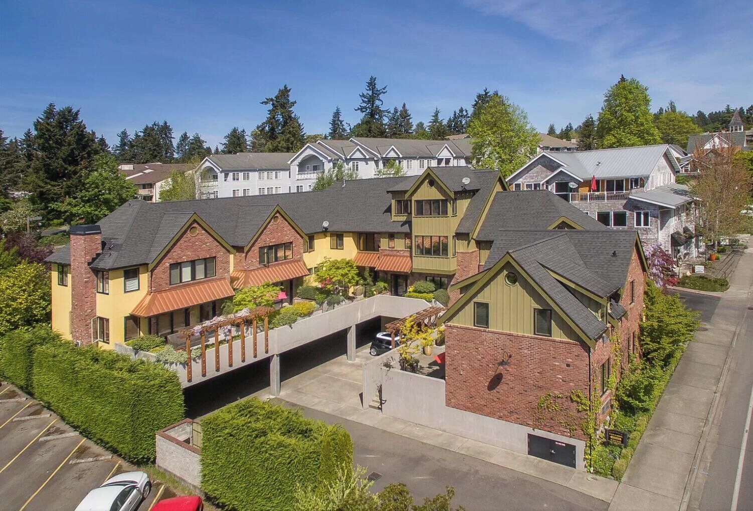 Un quartier résidentiel où les maisons se distinguent par leurs toits à pignon et leurs façades en briques.