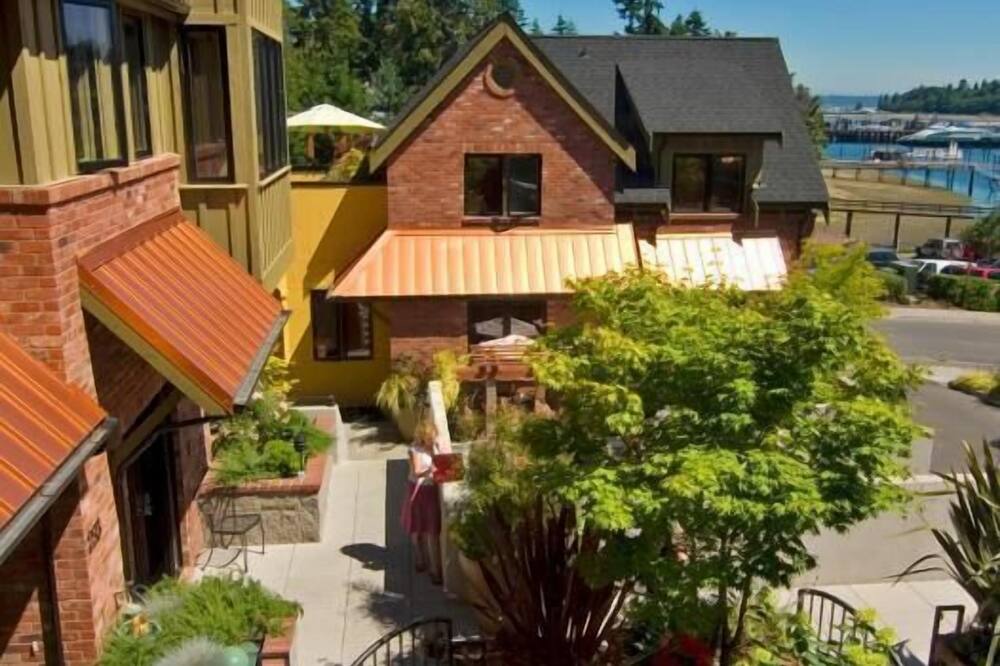 The Eagle Harbor Inn